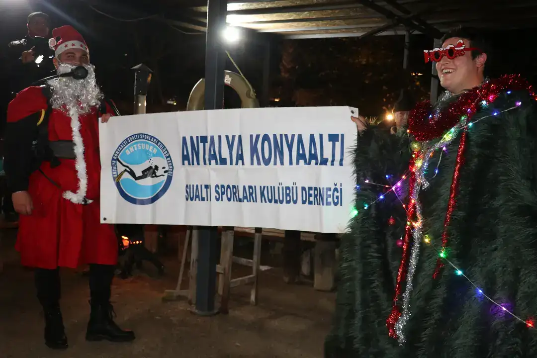 Antalya’da 2026 Yılını Denizde Karşıladılar 1